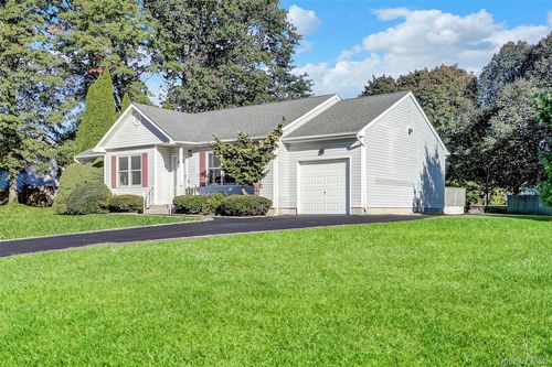 230 Baywood Dr, Calverton, NY, 11933-9642 | Card Image