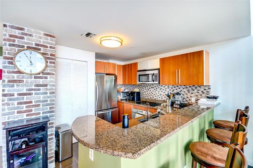 l-1022-300 S Biscayne Bluv, Miami, FL, 33131 | Card Image