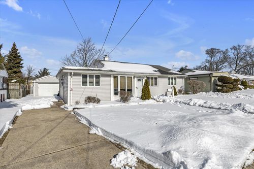 88 Spruce Ln, Valley Stream, NY, 11581-2621 | Card Image