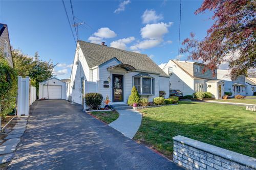 131 Peninsula Blvd, Valley Stream, NY, 11581-3426 | Card Image