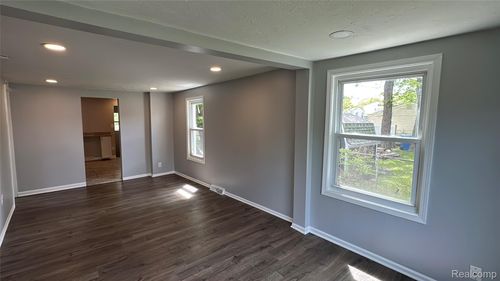 7520 Studebaker Ave, Warren, MI, 48091-3036 | Card Image