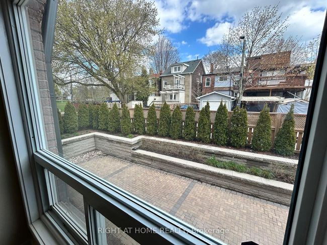 2 - 1666 Queen St E, Condo with 3 bedrooms, 2 bathrooms and 1 parking in Toronto ON | Image 10