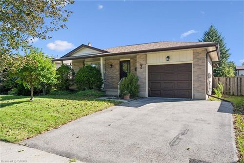 7 Countryside Crescent, Kitchener, ON, N2E2S8 | Card Image