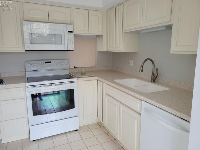 APT-4 - 1110 By The Shores Dr, Condo with 2 bedrooms, 2 bathrooms and 1 parking in Huron OH | Image 9