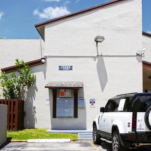 201-10282 Nw 9th Street Cir, Miami, FL, 33172-3247 | Card Image
