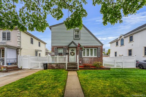 7942 264th Street, New York, NY, 11004 | Card Image