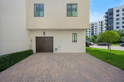 8387 Nw 43rd St, Doral, FL, 33166-5894 | Card Image