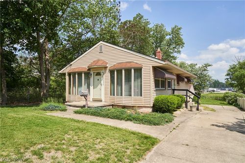 2669 Nesmith Lake Blvd, Akron, OH, 44314-3400 | Card Image