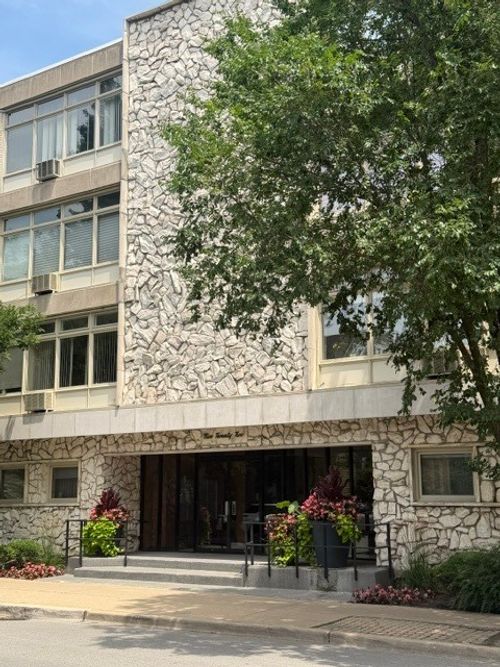 2m-222 Marion St, Oak Park, IL, 60302-1962 | Card Image