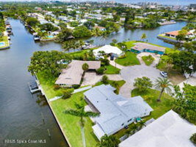 57 Riverview Ln, House other with 3 bedrooms, 2 bathrooms and null parking in Cocoa Beach FL | Image 6