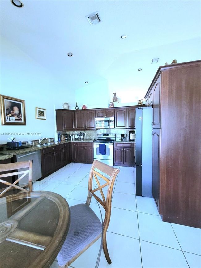 14246 Sw 21 St Ter, House other with 5 bedrooms, 3 bathrooms and null parking in Miami FL | Image 5