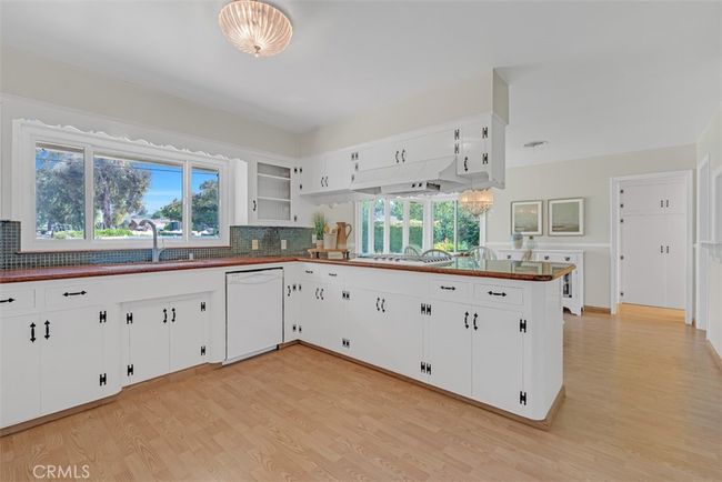 LARGE KITCHEN | Image 12