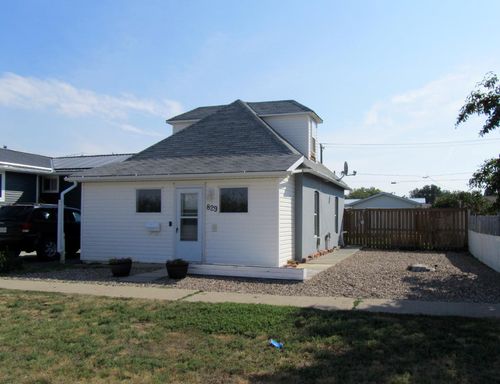 829 Main Street S, Redcliff, AB, T0J2P0 | Card Image