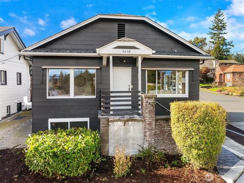 5019 5th Ave Ne, Seattle, WA, 98105-4847 | Card Image