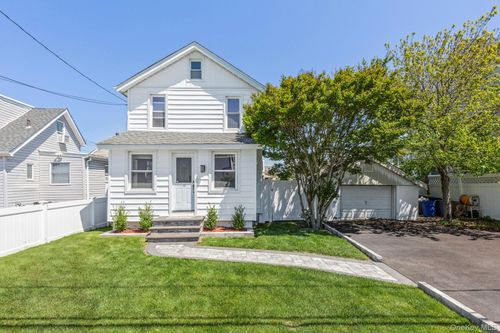 102 Clubhouse Rd, Bellmore, NY, 11710-4705 | Card Image