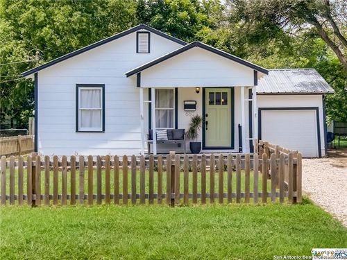 660 S Guenther Ave, New Braunfels, TX, 78130-5753 | Card Image