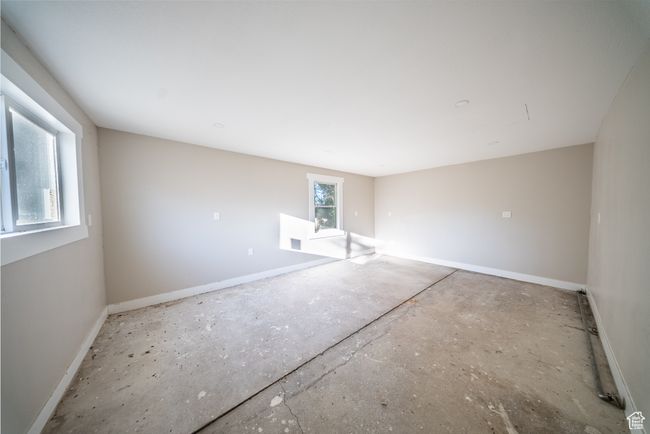 Empty room with baseboards | Image 5