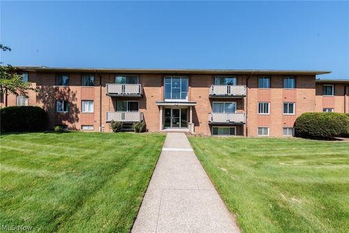 b5-21841 River Oaks Dr, Rocky River, OH, 44116-3131 | Card Image