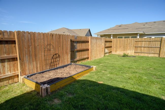 This raised garden bed is perfect for your personal veggie garden or for growing your favorite flowers. | Image 35