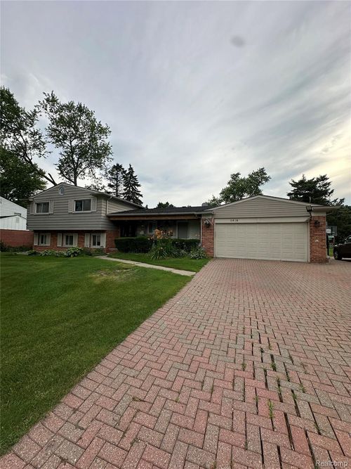 2616 Douglas Dr, Bloomfield Hills, MI, 48304-1735 | Card Image