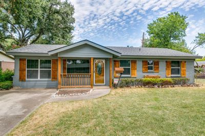 Ranch-style house with a front lawn | Image 3