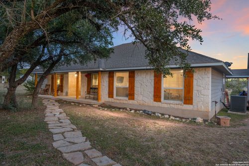 368 Oak Hills Rd, Pipe Creek, TX, 78063-5682 | Card Image