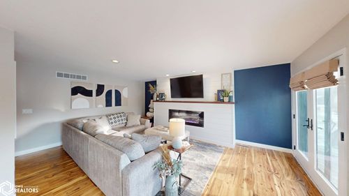 14 Charlestown Sq, Mason City, IA, 50401-4543 | Card Image