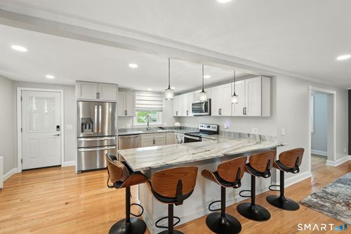 110 Woodland St, Windsor, CT, 06095-3454 | Card Image