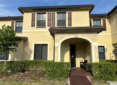 10621 - 10621 W 33rd Ln, Townhouse with 3 bedrooms, 2 bathrooms and null parking in Hialeah FL | Image 2