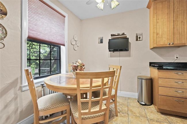 Eat-in Kitchen | Image 13
