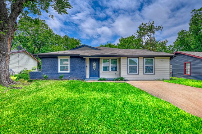 Ranch-style home featuring a front lawn | Image 4