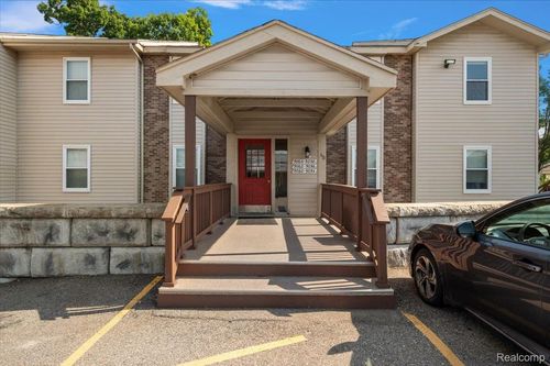 49-5060 Harbor Oak Dr, Waterford, MI, 48329-1773 | Card Image