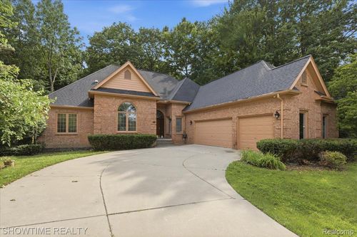 11656 Majestic Ct, Shelby Twp, MI, 48315-4065 | Card Image