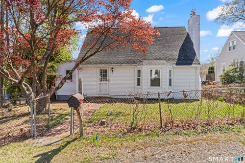 2 Manhassett Trl, Shelton, CT, 06484-4907 | Card Image