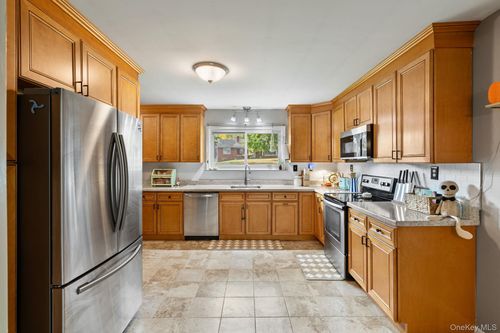 34 Houtman Dr, Walden, NY, 12586-2222 | Card Image