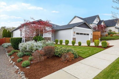 1025 Mcphearson Ln, Medford, OR, 97504-3706 | Card Image