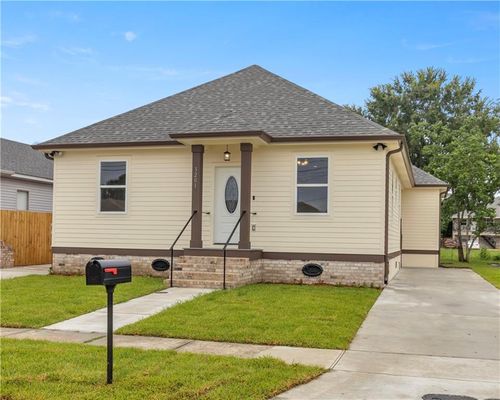 3201 Delambert St, Chalmette, LA, 70043-3215 | Card Image