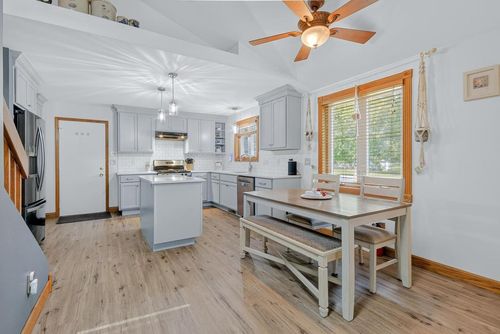 N6839 Donlin Dr, Pardeeville, WI, 53954-9476 | Card Image