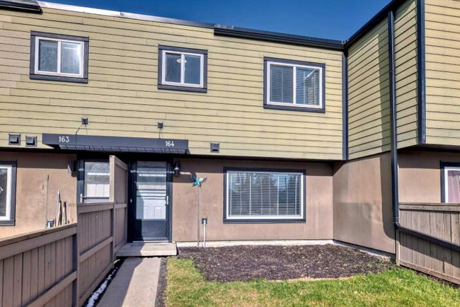 164 - 3809 45 Street Sw, Home with 3 bedrooms, 1 bathrooms and 1 parking in Calgary AB | Image 2