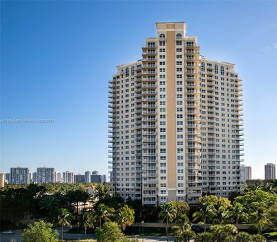 809 - 19501 W Country Club Dr, Condo with 2 bedrooms, 2 bathrooms and null parking in Aventura FL | Image 1