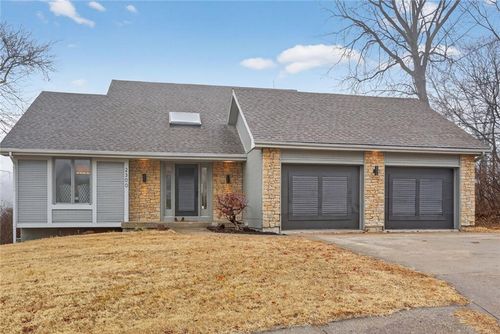 2300 Ne 67th Ter, Gladstone, MO, 64118-3747 | Card Image