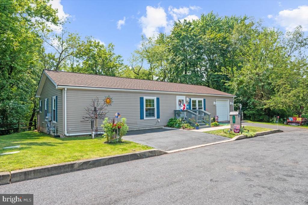 Ivy Ln, Royersford, PA 19468