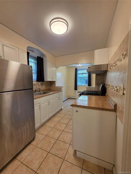 3002 Wilson Ave, Bronx, NY, 10469-5105 | Card Image