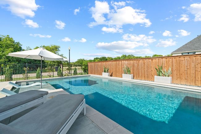 View of swimming pool | Image 37