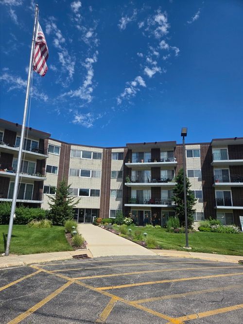 33a-5540 Walnut Ave, Downers Grove, IL, 60515-4135 | Card Image