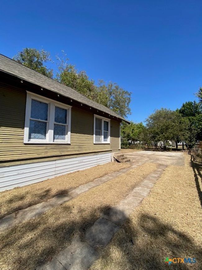 409 E Hochheim St, House other with 3 bedrooms, 2 bathrooms and null parking in Yoakum TX | Image 12