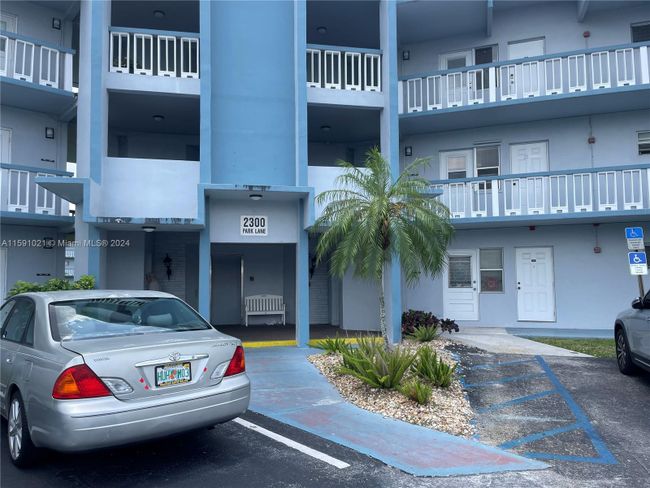 105 - 2300 Park Ln, Condo with 1 bedrooms, 1 bathrooms and null parking in Hollywood FL | Image 1