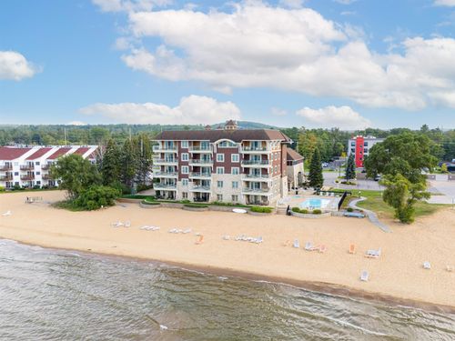 1941 N Us Highway 31 N, Traverse City, MI, 49686-4017 | Card Image