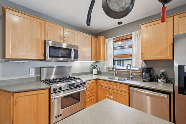 16-web-or-mls-Como Ave-1106-016.jpg | Image 11
