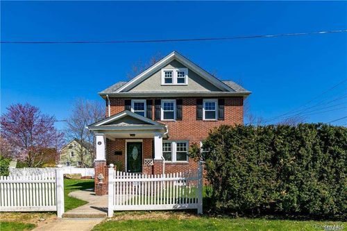 16 Union Ave, Glen Head, NY, 11545-1822 | Card Image